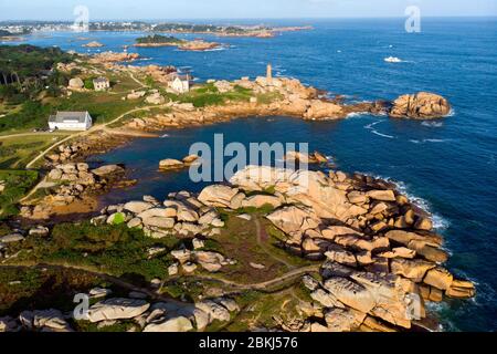 Frankreich, Cotes d'Armor, Perros Guirec, Ploumanac'h, rosa Granitküste (cote de Granit Rose), pointe de Squewel, auf dem Zollpfad oder Wanderweg GR 34, Ploumanac'h oder Mean Ruz Leuchtturm (Luftaufnahme) Stockfoto