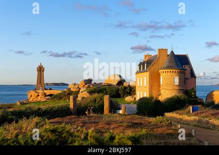 Frankreich, Cotes d'Armor, Perros Guirec, Ploumanac'h, rosa Granit Küste (cote de Granit Rose), pointe de Squewel, auf dem Zoll-Wanderweg oder GR 34 Wanderweg, Ploumanac'h oder bedeuten Ruz Leuchtturm Stockfoto