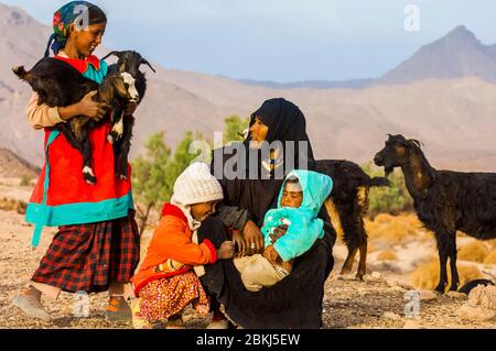 Algerien, Tamanrasset, Hoggar Sahara, schwarzes Tefedest-Massiv, Nomadenlager des Ajaj-Clans Stockfoto