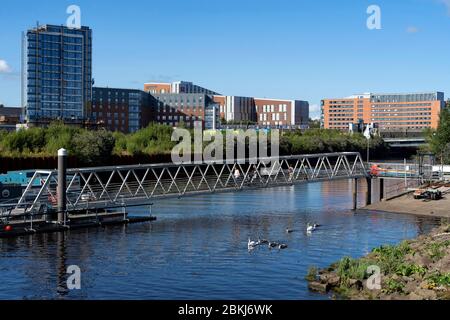 Großbritannien, Schottland, Glasgow, Fußgängerbrücke über den Kelvin River in der Nähe des Riverside Museums Stockfoto