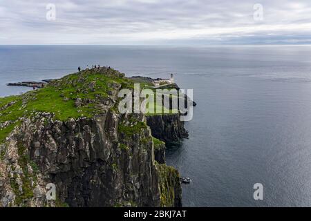 Großbritannien, Schottland, Highlands, Hebrides, Isle of Skye, Neist Point Lighthouse (Vogelblick) Stockfoto