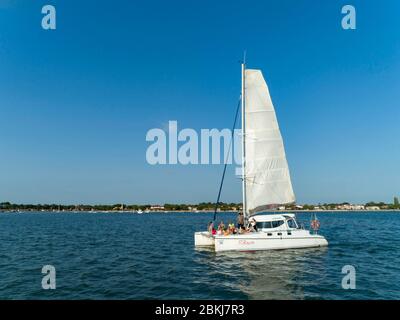 Frankreich, Gironde, Bassin d'Arcachon, Andernos-les-Bains, Ti Bassin Sightseeing Katamaran Stockfoto