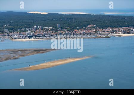 Frankreich, Gironde, Bassin d'Arcachon, La Teste-de-Buch, Arcachon, der Hafen und die Dune du Pilat im Hintergrund Stockfoto