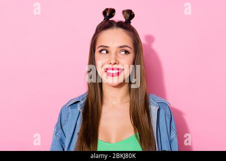 Nahaufnahme Foto von attraktiven schönen jungen Mädchen gut aussehen haben Frühling Wochenende Freizeit tragen Street-Style Kleidung isoliert über Pastell-Farbe Hintergrund Stockfoto