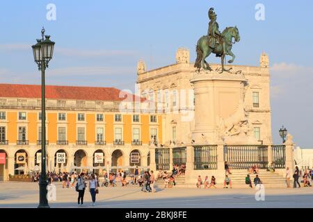 Portugal, Lissabon, Baixa, Praça do Comércio (Handelsplatz), Reiterstatue von König Joseph I., entworfen von Joaquim Machado de Castro und eingeweiht 1775 Stockfoto