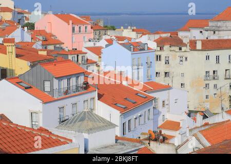 Portugal, Lissabon, Alfama, Miradouro das Portas do Sol, Pavillon mit Blick auf die Alfama und den Tejo im Hintergrund Stockfoto