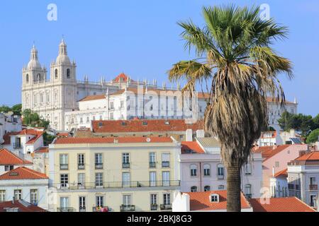 Portugal, Lissabon, Alfama, Miradouro das Portas do Sol, Blick auf das Kloster St. Vincent außerhalb der Mauern (Igreja de São Vicente da Fora) Stockfoto