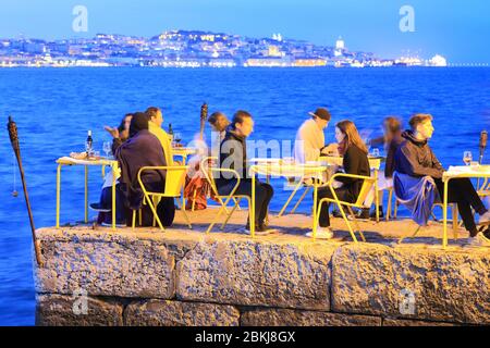 Portugal, Lissabon, Almada, traditionelles portugiesisches Restaurant Ponto Final am Tejo mit der Hauptstadt im Hintergrund Stockfoto