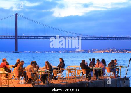 Portugal, Lissabon, Almada, traditionelles portugiesisches Restaurant Ponto Final am Tejo mit Ponte 25 de Abril im Hintergrund Stockfoto