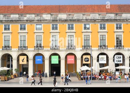 Portugal, Lissabon, Baixa, Praça do Comércio (Handelsplatz), Fassade aus dem 18. Jahrhundert mit dem Eingang zum Lisboa Story Centre Stockfoto