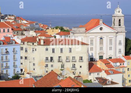 Portugal, Lissabon, Alfama, Miradouro das Portas do Sol, Pavillon mit Blick auf die Kirche des heiligen Stephan (Igreja de Santo Estêvão) und den Tejo Stockfoto