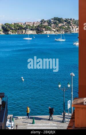 Frankreich, Alpes-Maritimes, Villefranche-sur-Mer, Blick von der Altstadt auf den Hafen von Villefranche und die Halbinsel Cap Ferrat im Hintergrund Stockfoto