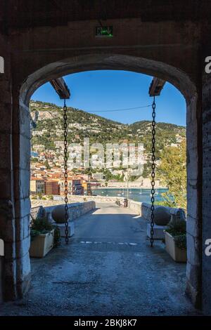 Frankreich, Alpes-Maritimes, Villefranche-sur-Mer, Blick von der Zitadelle aus dem 16. Jahrhundert auf die Altstadt und den Hafen von Villefranche Stockfoto