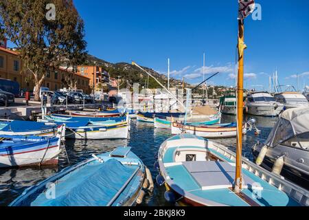 Frankreich, Alpes-maritimes (06), Villefranche-sur-Mer, Port Royal de la Darse, bateaux de pêche traditionnels appelés localement pointu / /Frankreich, Alpes-Maritimes, Villefranche-sur-Mer, Port Royal de la Darse, traditionelle Fischerboote genannt lokal pointiert Stockfoto