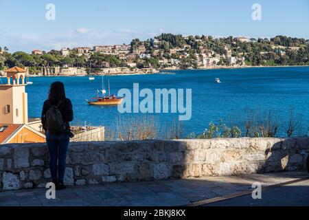 Frankreich, Alpes-Maritimes, Villefranche-sur-Mer, Blick von der Altstadt auf den Hafen von Villefranche und die Halbinsel Cap Ferrat im Hintergrund Stockfoto