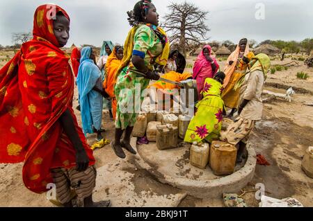 Sudan, Süd-Kordofan, Nuba Hills, Dorf Kau, Frauen im Kollektiv Brunnen Stockfoto