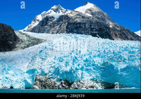 Chile, Patagonien, Aysen, Coyhaique, die titanisch blaue Eisfront des Nevado Leones, hoch über mehreren Gebäuden, ist am besten aus einem Tierkreis zu sehen, in einer respektablen Entfernung Stockfoto