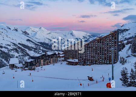 Frankreich, Savoie, Vanoise Massiv, drei Täler Skigebiet, Saint Martin de Belleville, Les Menuires, die Gebäude von Preyerand in der Morgendämmerung Stockfoto