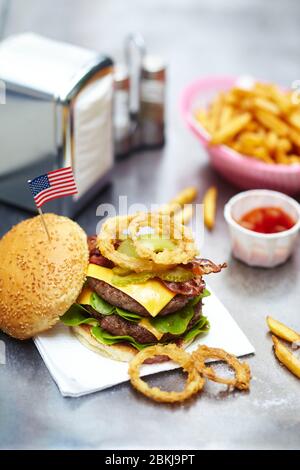 Klassischer Burger Stockfoto