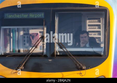 Zugführer im Fahrerhaus eines ersten TransPennine Express Siemens Desiro UK Klasse 185 Stockfoto