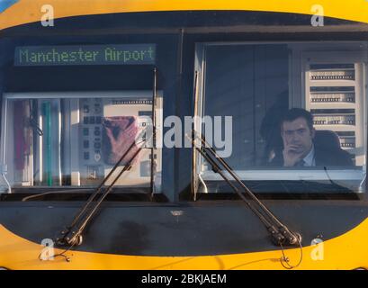 Zugführer im Fahrerhaus eines ersten TransPennine Express Siemens Desiro UK Klasse 185 Stockfoto