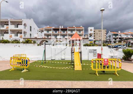 Spielplatz für Kinder, der während der Blockade des Covid 19 im touristischen Ferienort Costa Adeje, Teneriffa, Kanarische Inseln, Spanien, abgeklebt wurde Stockfoto