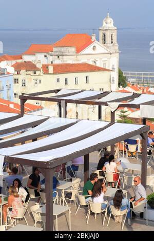 Portugal, Lissabon, Alfama, Miradouro das Portas do Sol, Pavillon mit Blick auf die Bar Portas do Sol, die Kirche des Heiligen Stephan (Igreja de Santo Estêvão) und den Tejo Stockfoto