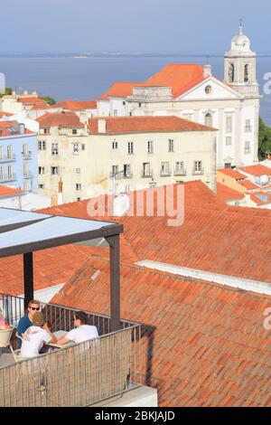 Portugal, Lissabon, Alfama, Miradouro das Portas do Sol, Pavillon mit Blick auf die Bar Portas do Sol, die Kirche des Heiligen Stephan (Igreja de Santo Estêvão) und den Tejo Stockfoto