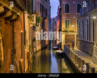 Italien, Venetien, Venedig, Listen als Weltkulturerbe von UNESCO, Castello, Kanäle bei Nacht Stockfoto