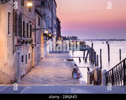 Italien, Venetien, Venedig, Liste als Weltkulturerbe der UNESCO, Cannaregio, Fondamente Nove in der Dämmerung Stockfoto