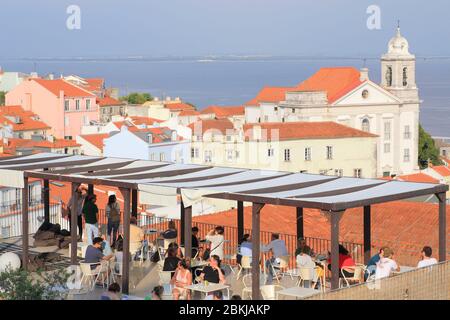 Portugal, Lissabon, Alfama, Miradouro das Portas do Sol, Pavillon mit Blick auf die Bar Portas do Sol, die Kirche des Heiligen Stephan (Igreja de Santo Estêvão) und den Tejo Stockfoto