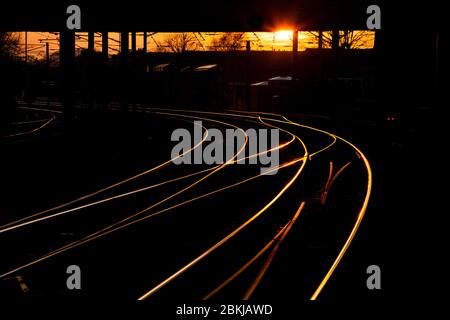 Sonnenuntergang auf der Bahnlinie mit den Kreuzungspunkten am westlichen Ende der Skipton Station Stockfoto