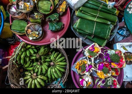 Bali Insel Stil Weihrauch, grüne Bananen und Blumenkorb in Ubud Morgenmarkt Stockfoto