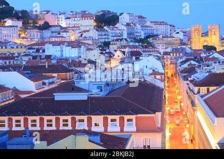 Portugal, Lissabon, Baixa-Viertel mit Santa Maria Maior Kathedrale und Alfama im Hintergrund bei Dämmerung Stockfoto