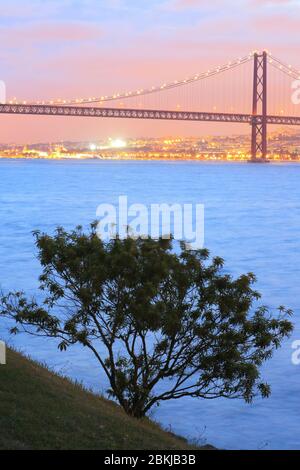 Portugal, Lissabon, Almada, Blick auf den Tejo und die Brücke vom April 25 Stockfoto
