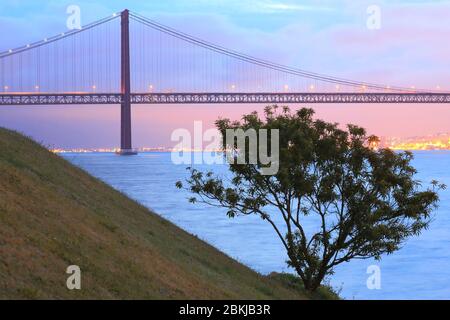 Portugal, Lissabon, Almada, Blick auf den Tejo und die Brücke vom April 25 Stockfoto