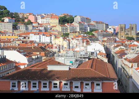 Portugal, Lissabon, Baixa-Viertel mit Santa Maria Maior Kathedrale und Alfama im Hintergrund Stockfoto