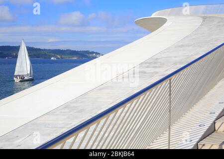 Portugal, Lissabon, Belém, Tajo-Ufer, MAAT (Museum für Kunst, Architektur und Technologie oder Museu de Arte, Arquietura e Tecnologia), das 2016 eingeweiht und von der britischen Architektin Amanda Levete entworfen wurde Stockfoto