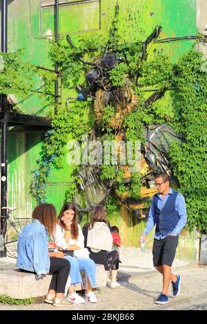 Portugal, Lissabon, Alcantara Viertel, LX Fabrik in einem alten Industriegebiet von 23,000 m2 installiert, Street Art mit recycelten Materialien von portugiesischen Künstler Bordallo II entworfen Stockfoto