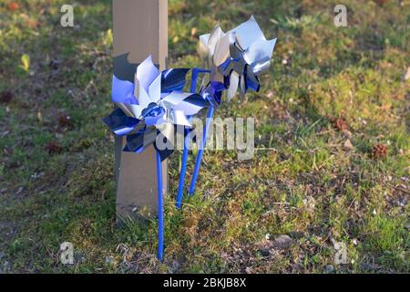 Zwei blaue und silberne Pinwheels haben sich zum Thema nationaler Monat der Kindesmisshandlung in einem örtlichen Militärgemeinschaftszentrum aufgemacht. Stockfoto