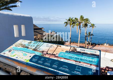 Palmen am geschlossenen Pool und Restaurant Las Rocas, Teil des Jardin Tropical Hotels während der Zusammensperrung 19 im Touristenort C Stockfoto