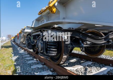 Güterzüge close-up. Luftaufnahme von bunten Güterzüge auf dem Bahnhof. Wagen mit Güter auf die Bahn. Die Schwerindustrie. Industrielle anhand von quantitativen Simulatio Stockfoto