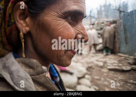 Indien, Jammu und Kaschmir, Pahalgam, Nahaufnahme Porträt einer Frau im Profil Stockfoto