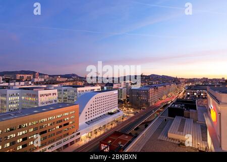 Frankreich, Bouches du Rhone, Marseille, 2. Arrondissement, Euromediterranien, La Joliette, Les Espaces Culturels du Silo d'Arenc, Les Docks, Golden Tulip Hotel, Euromed Centre, Astrolabe, Autobahn A55 Stockfoto