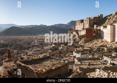 Indien, Jammu und Kaschmir, Ladakh, Leh, allgemeine Ansicht der Stadt durch den zerstörten Königspalast dominiert, Höhe 3500 Meter Stockfoto