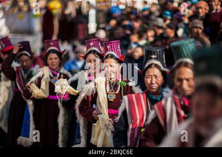 Indien, Jammu und Kaschmir, Ladakh, Leh, Chowkhang Gompa Buddhistisches Kloster, Losar, tibetische Neujahrsfeier, Parade der Frauen in traditionellen Kostümen, Höhe 3500 Meter Stockfoto