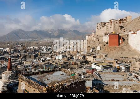 Indien, Jammu und Kaschmir, Ladakh, Leh, allgemeine Ansicht der Stadt durch den zerstörten Königspalast dominiert, Höhe 3500 Meter Stockfoto
