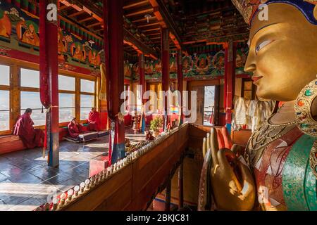 Indien, Jammu und Kaschmir, Ladakh, Thiksey Gompa, riesige 15 Meter hohe Statue von Maitreya Buddha und dekorierten Durchgang in Licht gebadet, Höhe 3600 Meter Stockfoto