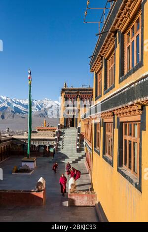 Indien, Jammu und Kaschmir, Ladakh, Thiksey Gompa, Mönche zu Fuß im Kloster und erhöhte Aussicht auf Indus Valley, Höhe 3600 Meter Stockfoto