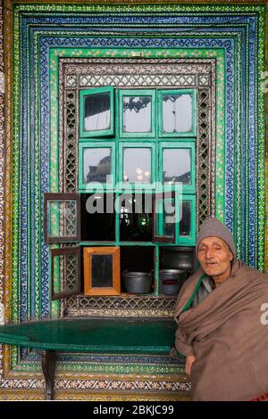 Indien, Jammu und Kaschmir, Srinagar, Shah-e-Hamadan Masjid Moschee, auch Khanqah-e-Moula genannt, älterer Mann bewacht den Eingang Stockfoto